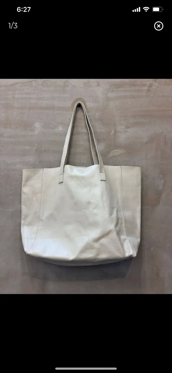 Bolso tote de cuero color crudo, ideal para llevar todo lo que necesitas con estilo. Perfecto para el día a día. 33x45cm
