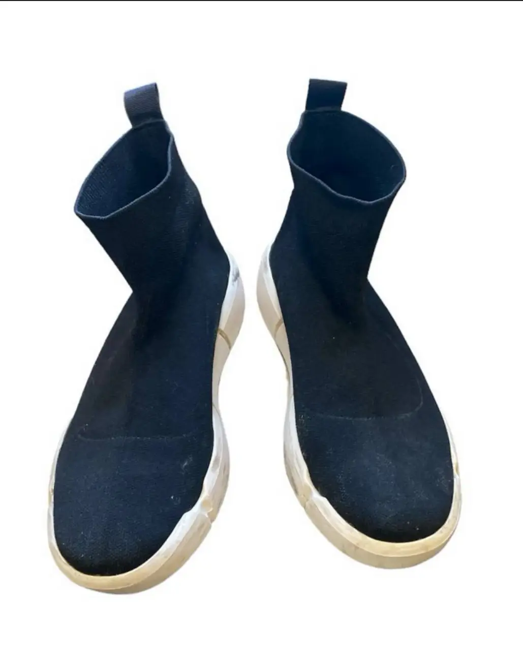 Zapatillas tipo botín de color negro con suela blanca. Diseño moderno y cómodo, ideales para un look casual y urbano. neoprene y goma antideslizantes 