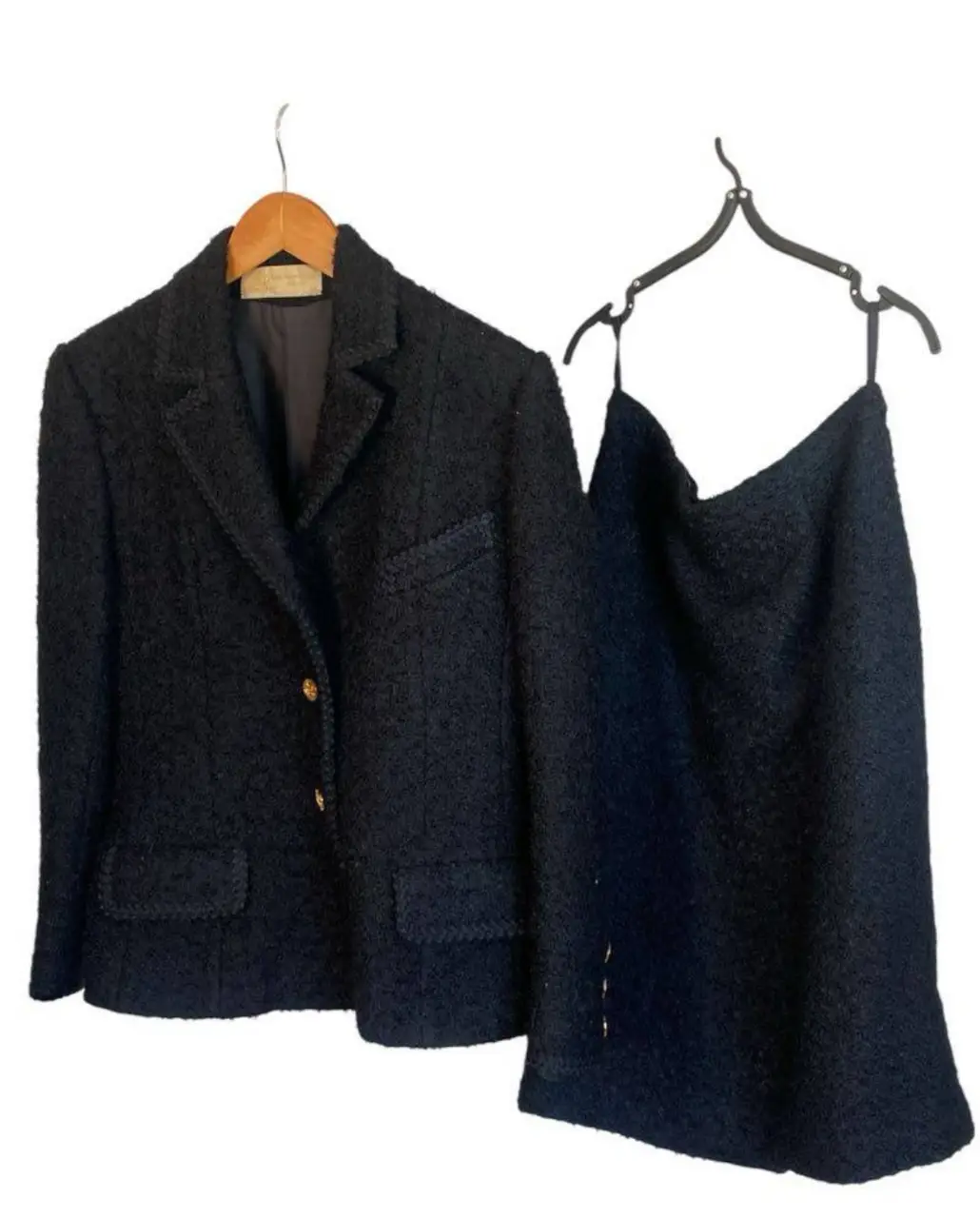 Lujoso conjunto de dos piezas de tweed negro, ideal para eventos formales. Incluye un blazer con botones dorados y una falda a juego. Francés original