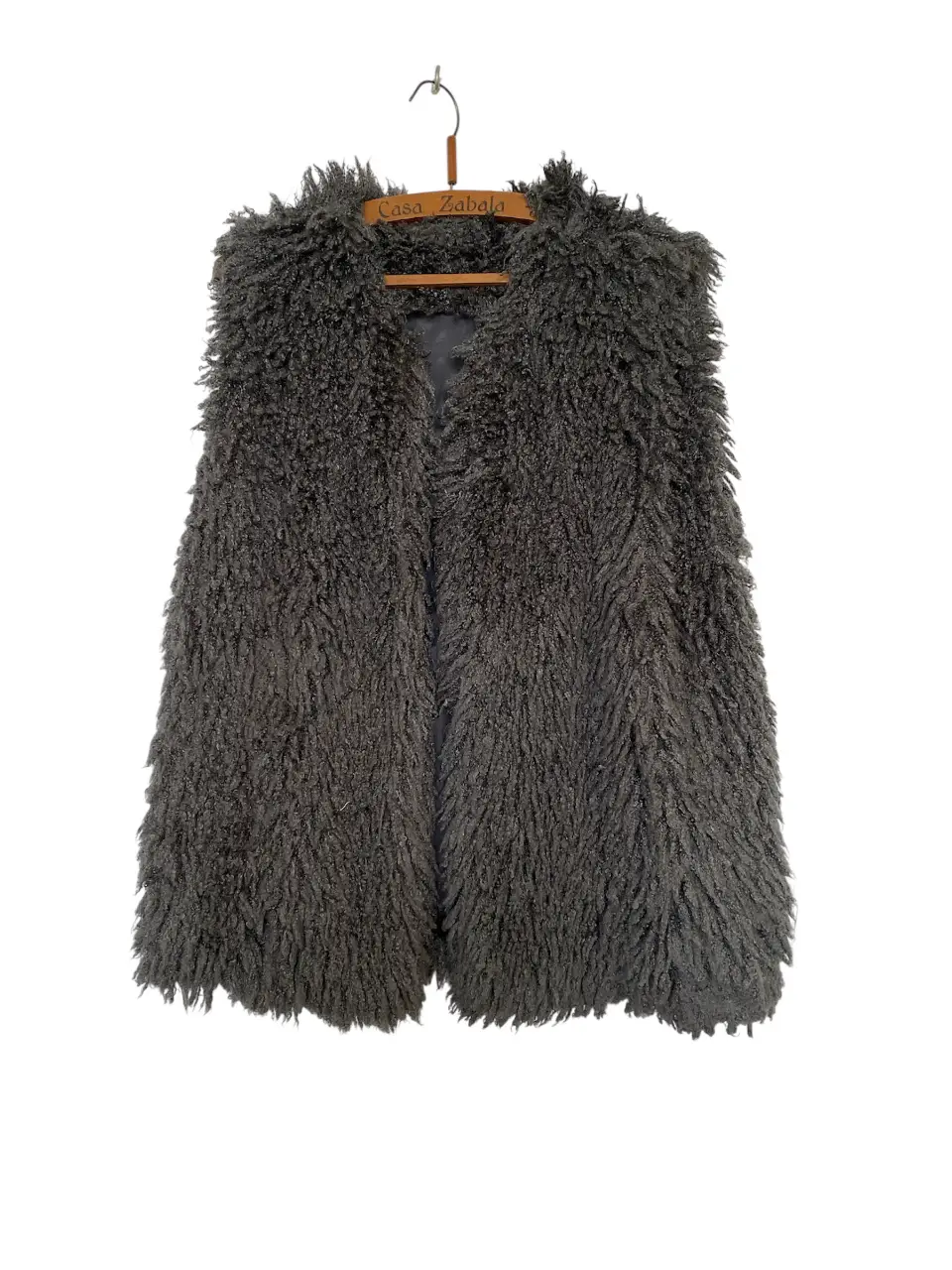 Chaleco de piel sintética en color gris, ideal para un look moderno y abrigado. Perfecto para combinar con diferentes outfits. Hombros 40, axilas 53, largo 73