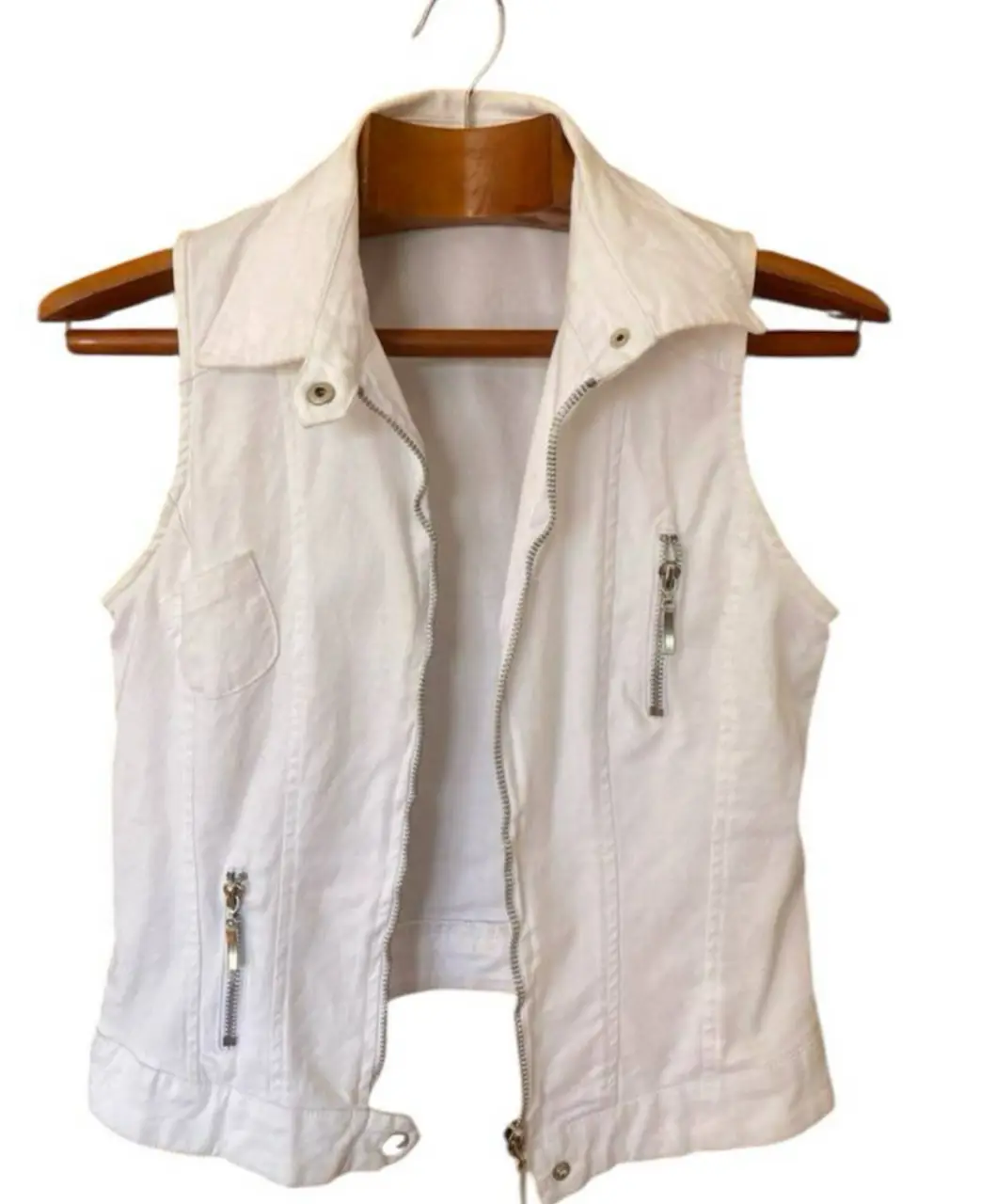 Chaleco blanco de mujer, con cierre y bolsillos. Confeccionado en seda, ideal para un look casual o elegante. es elastizado talle 38