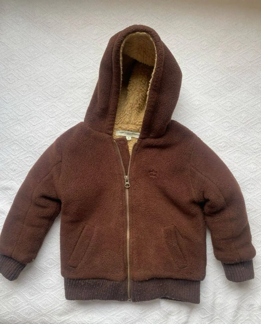 Buzo con capucha para niño, color marrón, con interior de corderito beige. Marca Paula Cahen D'Anvers. Talle 4.