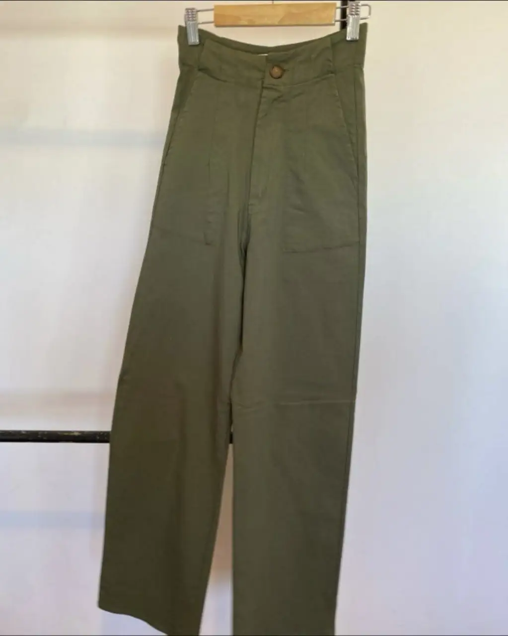 Pantalón chino de mujer, color verde militar. Talle XS. Marca Sant Antoni.  cintura 29-36, tiro 34, cadera a la altura del tiro 46, largo 108, botamanga 23