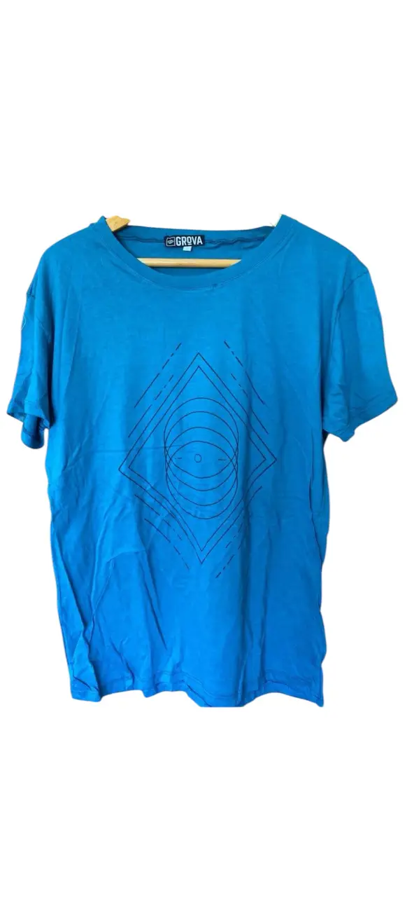 remera turquesa 100% algodón peruano (sima) de la marca grōva. El algodón peruano es reconocido por su excelente calidad y durabilidad. hombros 50 axilas 51 largo 72