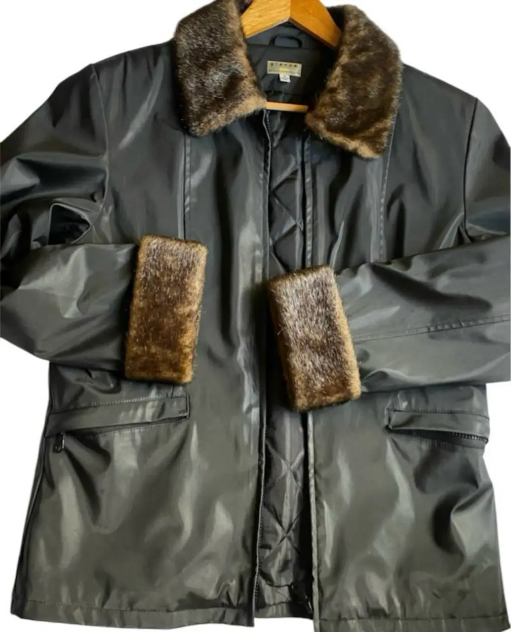 Campera negra con cuello y puños de piel sintética marrón. Diseño elegante con cierre y bolsillos. Ideal para el invierno. hombros 45, axilas 50, manga 60, largo 68. tiene un poquitín levantado en una esquila de la sobresolapa de los 2 bolsillos