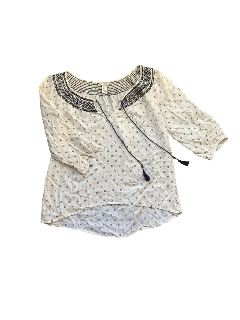 Blusa de mujer con estampado de hojas en blanco y negro. Diseño con detalles bordados en el cuello y mangas 3/4. Ideal para un look casual y fresco. Axilas 50, largo delantero, 55, largo trasero 60. Único detalle, una pequeña manchita en la parte de atrás de la manga