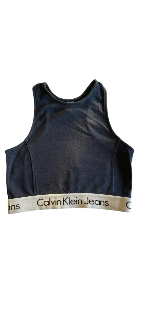 Top deportivo Calvin Klein Jeans para mujer, color azul marino con banda elastica blanca con el logo de la marca. Talle XS, ideal para entrenar o usar como prenda casual.