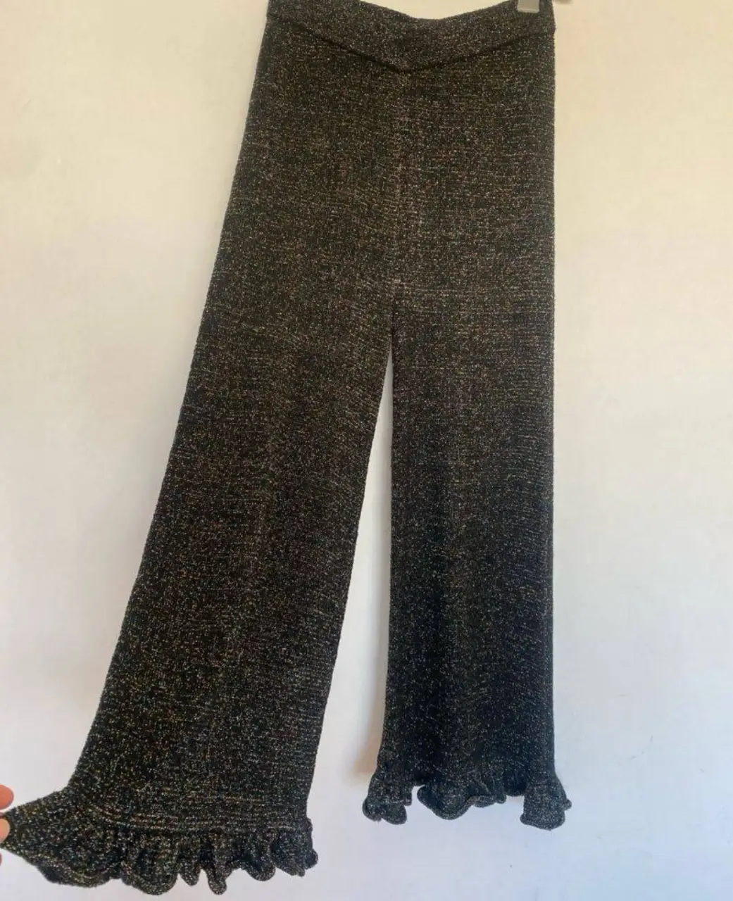 Espectacular pantalón lleno de brillos y volados en el ruedo.  cintura 35-42cadera a la altura del tiro 46-56 largo 93. No se logra apreciar bien como brilla en las fotos. Marca Zara Knit, talle S.