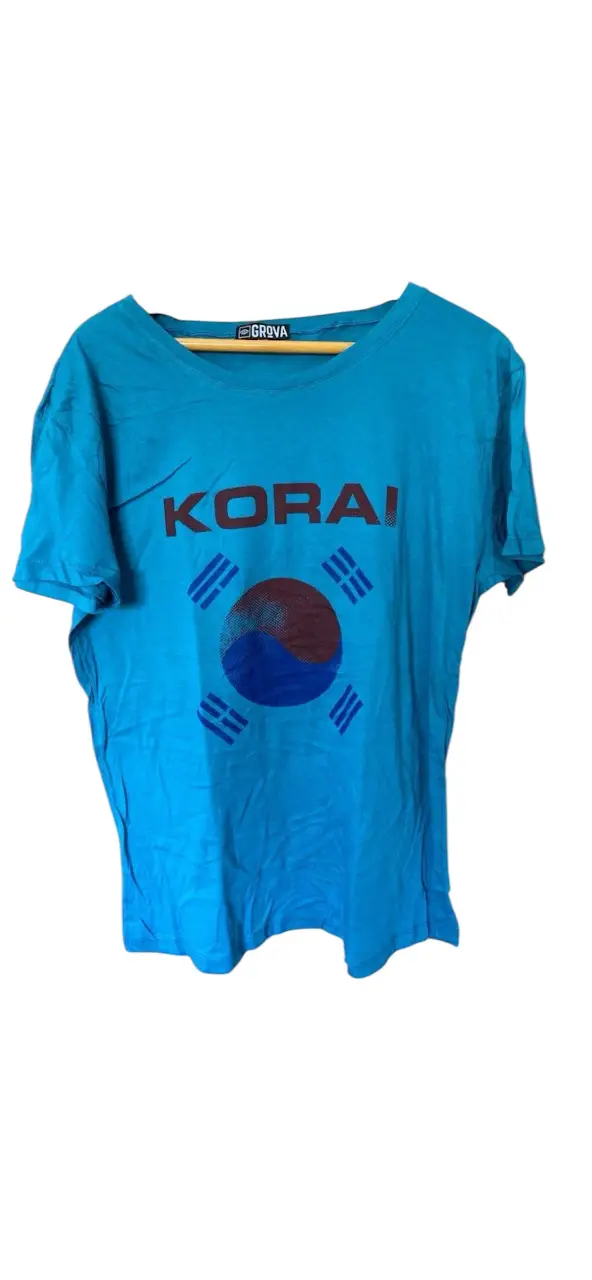 Remera de algodón turquesa con estampado "KORAI" y el símbolo de Corea del Sur. Ideal para un look casual y con onda. hombros 52 axilas 53 largo 72