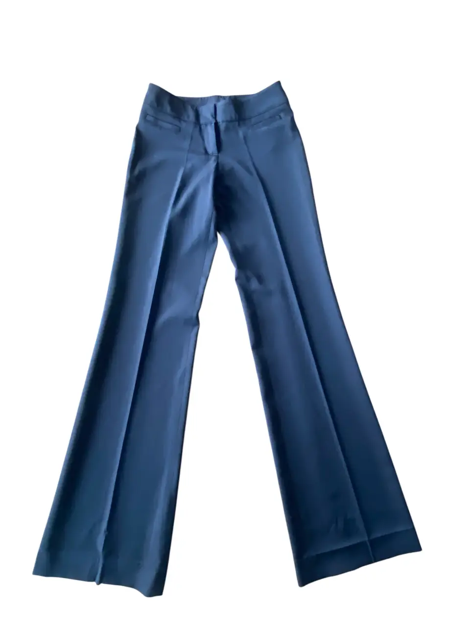 Pantalón sastrero de mujer de corte recto y elegante. Ideal para un look formal o de trabajo.