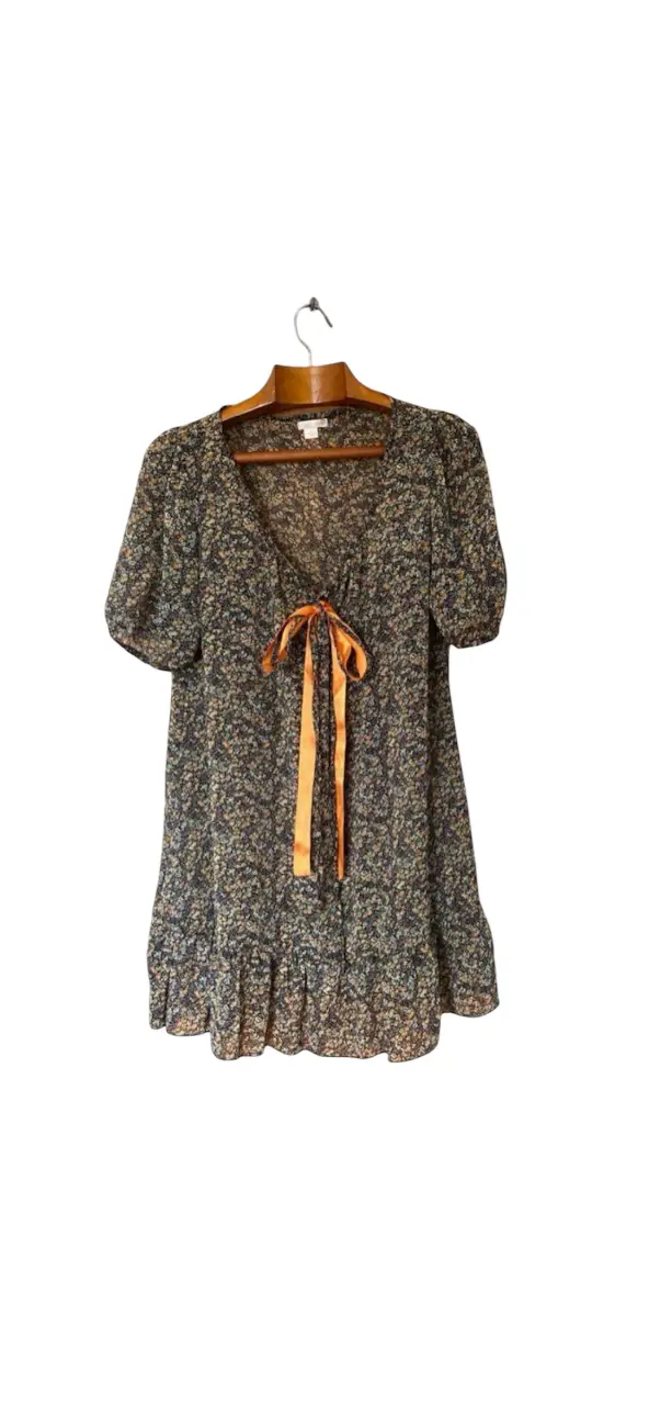 Vestido floreado con lazo naranja en el escote. Ideal para un look casual y fresco. Hombros 37, axilas 54, largo 87