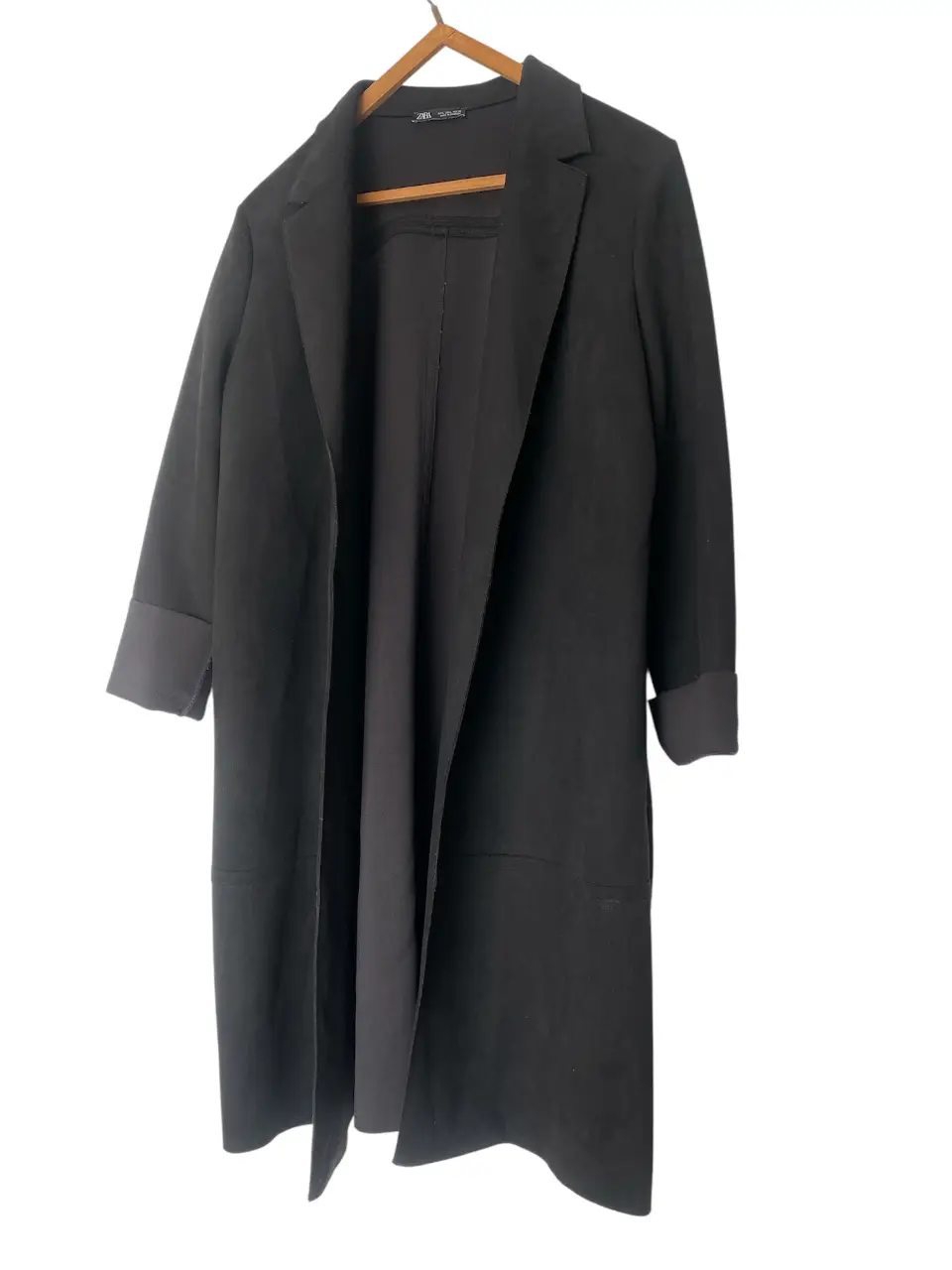 Trench ZARA  largo de mujer, color negro, con solapas y bolsillos. Ideal para un look elegante y sofisticado.  puños con doblez y textura agamuzada. igual a nuevo!!!!