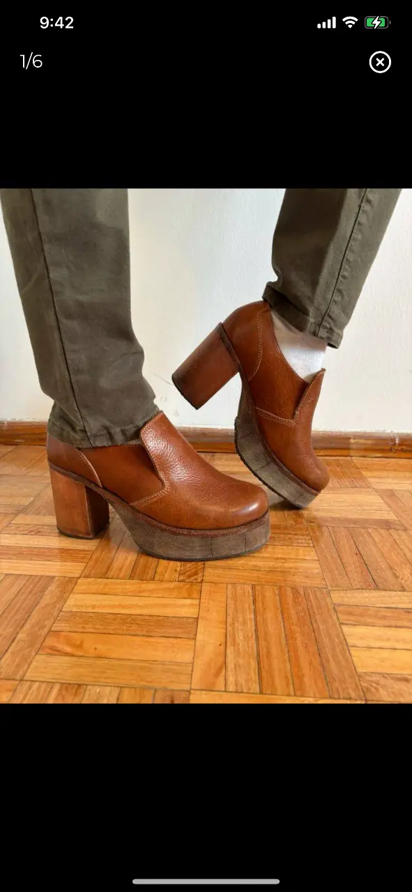 Zuecos de cuero marrón Mishka con plataforma y taco ancho. Estilo vintage, ideales para un look retro. plantilla 25 cm alto plataforma 3 cmaltura taco 8,5 cm