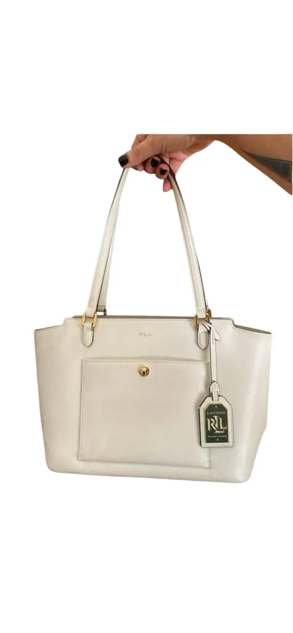 Cartera de cuero blanco de la marca Lauren Ralph Lauren. Ideal para llevar todo lo que necesitas con estilo y elegancia. Cuenta con un bolsillo exterior y un interior espacioso. 35x21cm