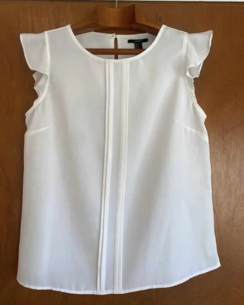 Blusa blanca de Forever 21, con mangas cortas con volados y detalles en la parte delantera. Ideal para un look fresco y elegante. axilas 50, largo 63