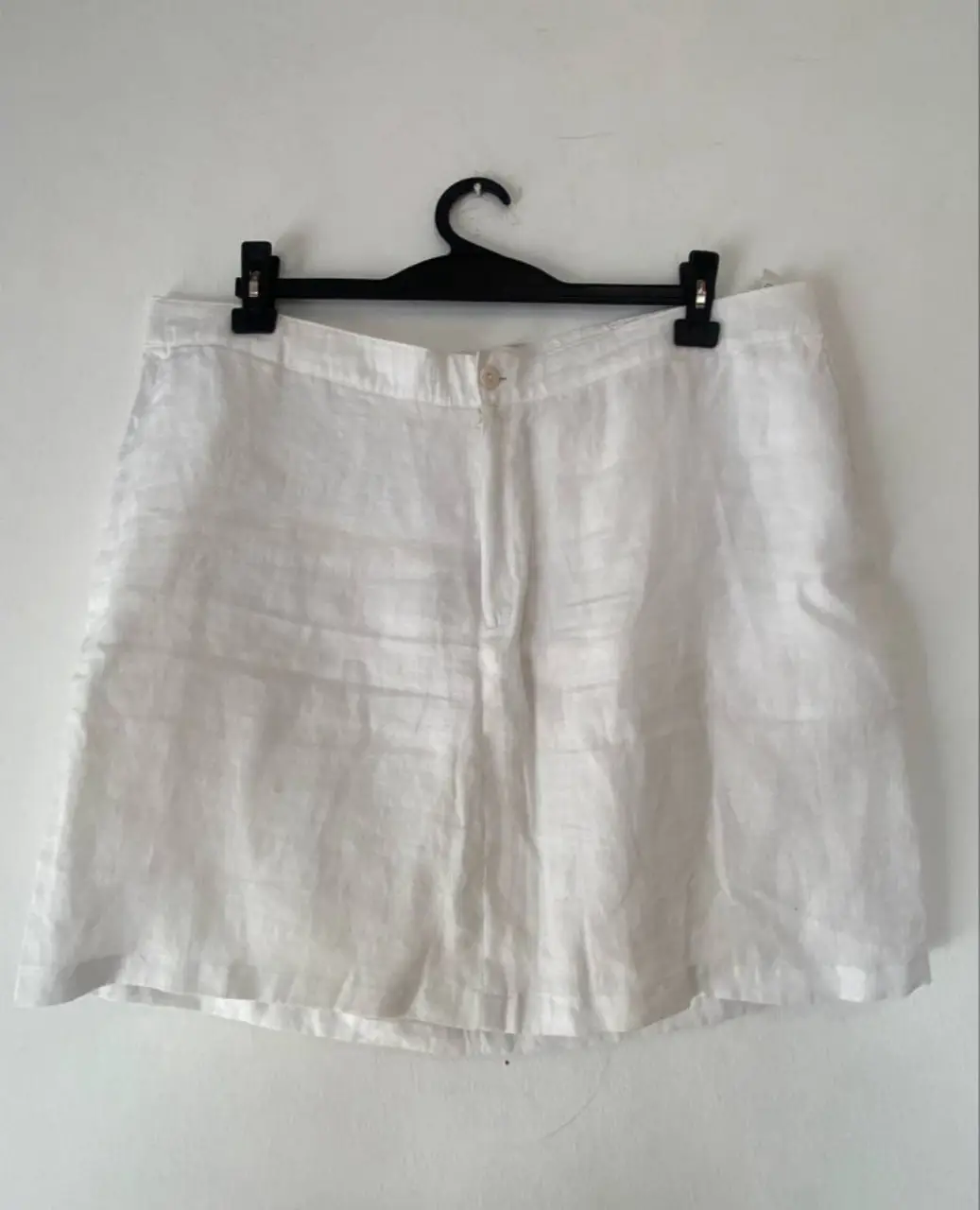 Pollera de lino blanca, ideal para el verano. Talle L, con dos bolsillos traseros y cierre con botón. Perfecta para un look fresco y elegante. cintura 49 cadera a la altura del tiro 59 largo 45. importada de Italia