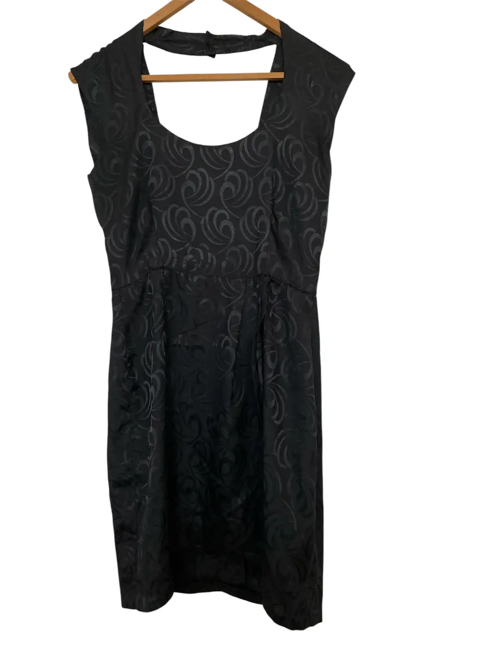 Vestido midi negro con diseño de espirales en relieve en el tajo frontal. Corte recto  y espalda descubierta con detalle de botones. Ideal para eventos formales. cosido a mano.  Axilas 45, corte en la cintura 35, largo 87