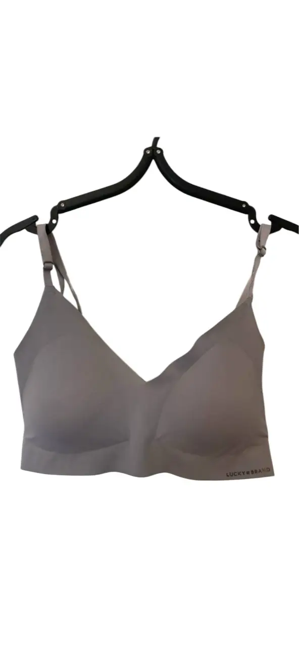 Corpiño Lucky Brand, sin costuras, con tirantes ajustables y logo de la marca en la base. Ideal para uso diario. Tiene el espacio  para poner tasas. talle l va para un 100 o 105 detalle: se despegó un poco el dobladillo interno