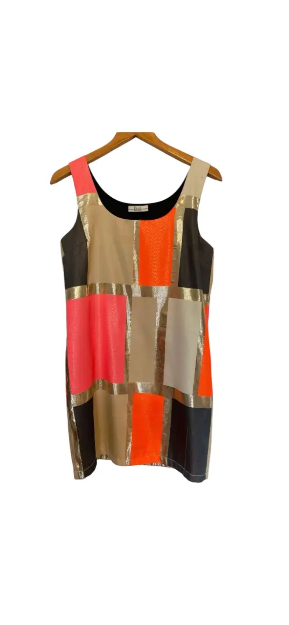 Vestido mini de mujer con diseño geométrico en tonos vibrantes y metalizados este vestido sin mangas presenta un estilo moderno y audaz. Axilas 46 largo desde el bretel 86 largo desde el escote frontal 69 ocasión.