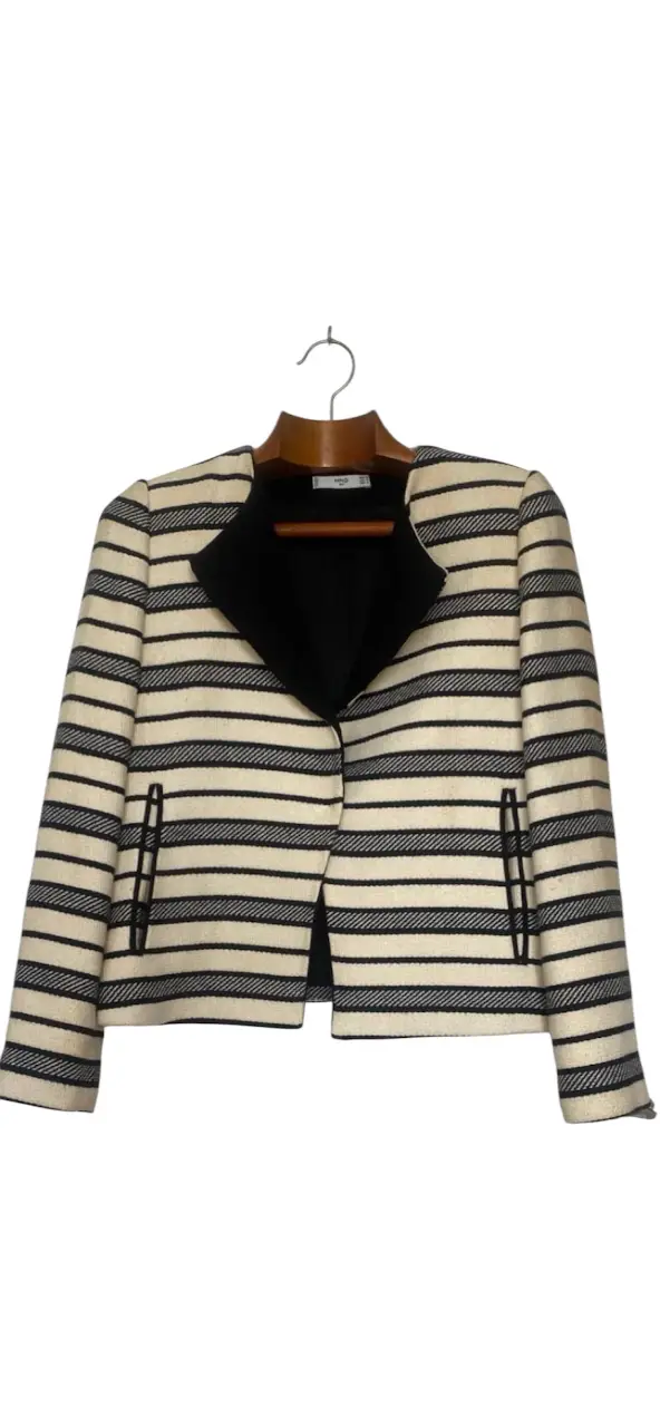 Chaqueta blazer a rayas horizontales en blanco y negro. Diseño con solapa negra y un solo botón. Bolsillos delanteros decorativos. Ideal para un look elegante y moderno. hombros 38 axilas 46 mangas 60 largo 56