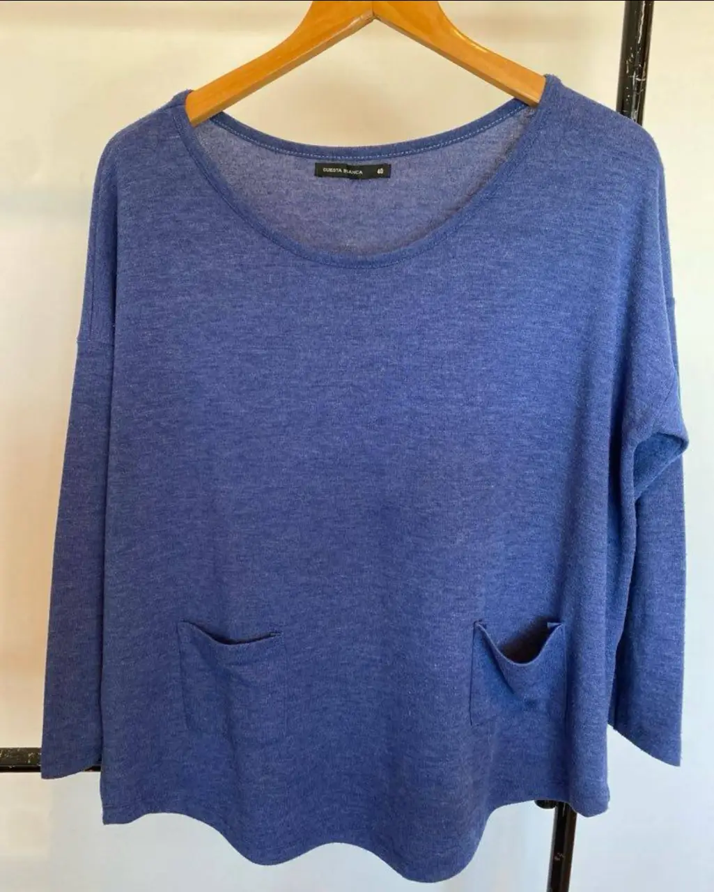 Sweater over de mujer, color azul, con dos bolsillos delanteros. Ideal para un look casual y cómodo. dice talla 40 pero ver medidas hombros caídos, axila 65, largo 66