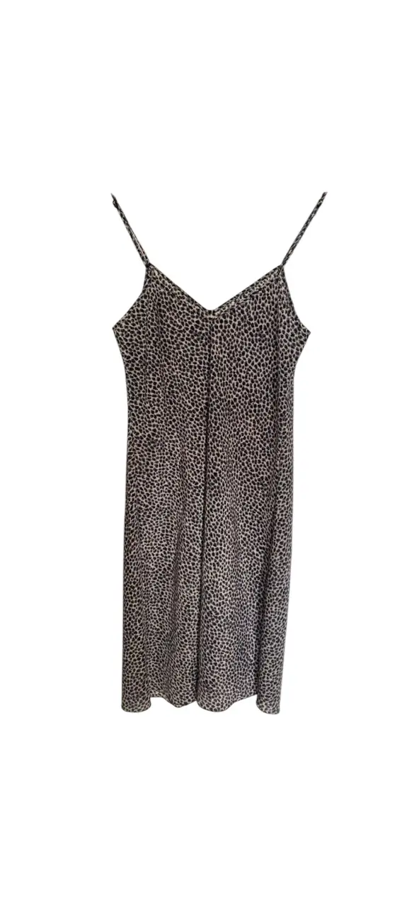 Vestido mini de mujer con estampado de leopardo. Ideal para una salida o fiesta. Diseño con tirantes finos y escote en V. breteles regulables. axilas 45, largo 76, cadera aprox 49