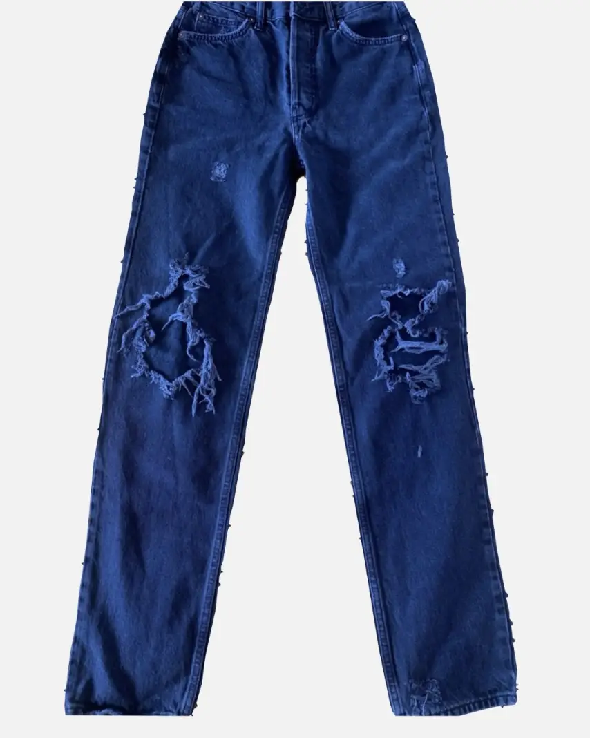 Jeans de mujer, tiro alto, con roturas en las rodillas. Talle 25 US. Ideal para un look casual y moderno. no es elastizado. cintura 35 cadera 49 largo 108