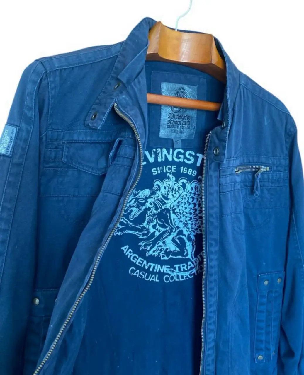 Campera azul oscura de hombre, estilo casual con cierre y múltiples bolsillos. Ideal para un look urbano y moderno. hombros 44 axilas 50 mangas 66 largo 67 cintura 45