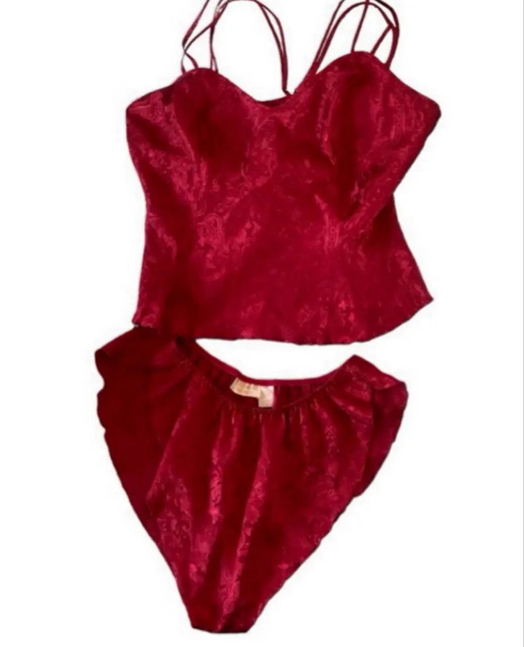 Conjunto de lencería de dos piezas, corpiño con tirantes finos y bombacha a juego. Confeccionado en tela satinada roja con un delicado diseño en relieve. Ideal para una ocasión especial o para sentirte cómoda y sensual.bombacha: cintura 35-49tiro delantero 34 tiro trasero38 top: axilas 51, largo  42