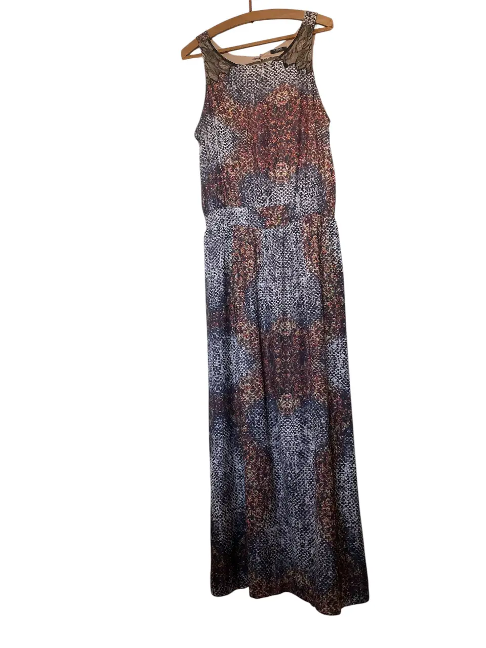 Vestido largo marca CANAL con estampado abstracto en tonos marrones, grises y blancos con tajos a los lados.  Detalles de encaje en los hombros y espalda descubierta. Ideal para eventos especiales. Axilas 45 hasta 54, largo 155