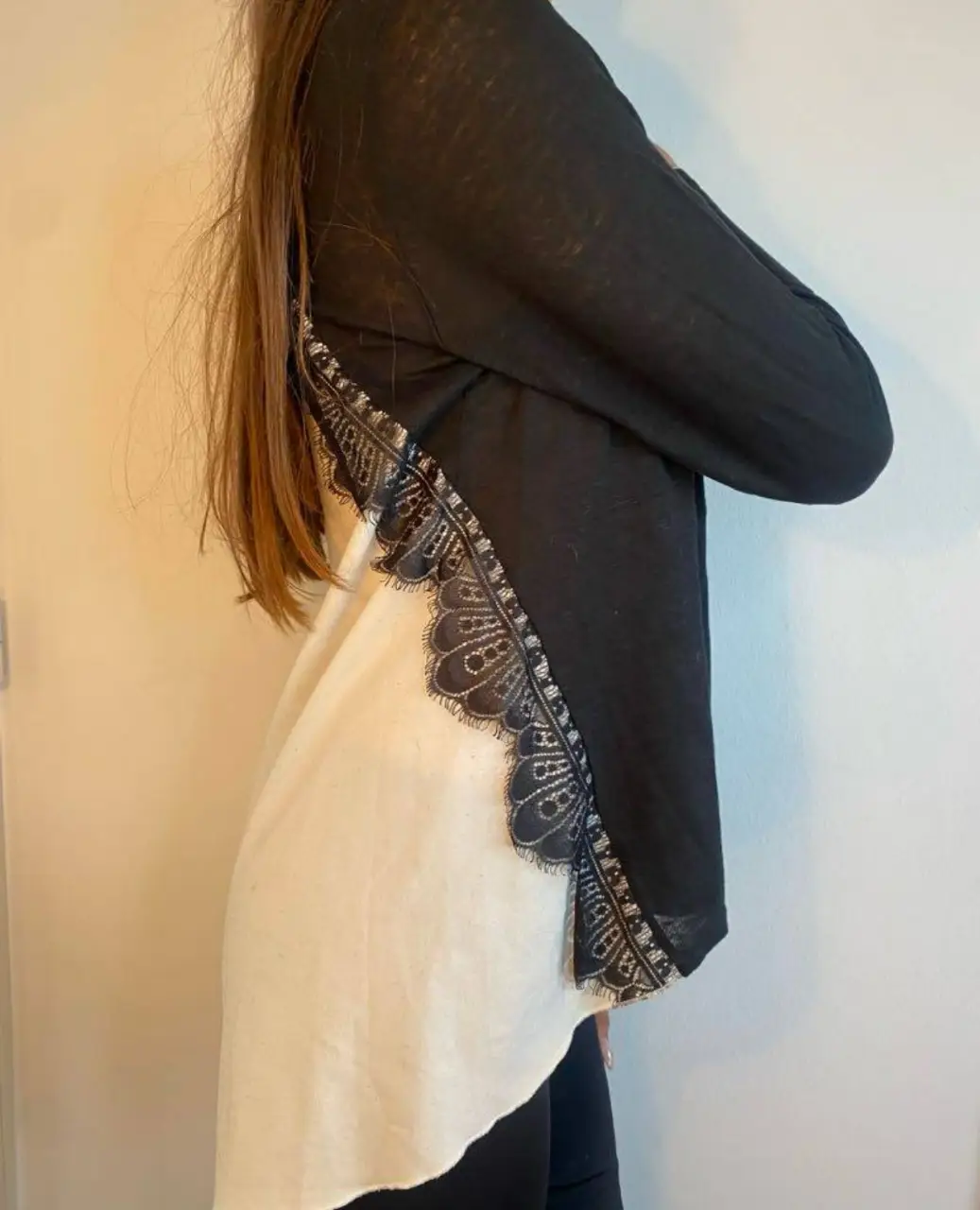 Blusa Sandro Paris con espalda de encaje. Combina elegancia y estilo, ideal para ocasiones especiales. tiene un poco de roce que se ve en la ultima foto. Hombros 47, Axilas 50, Mangas 55
