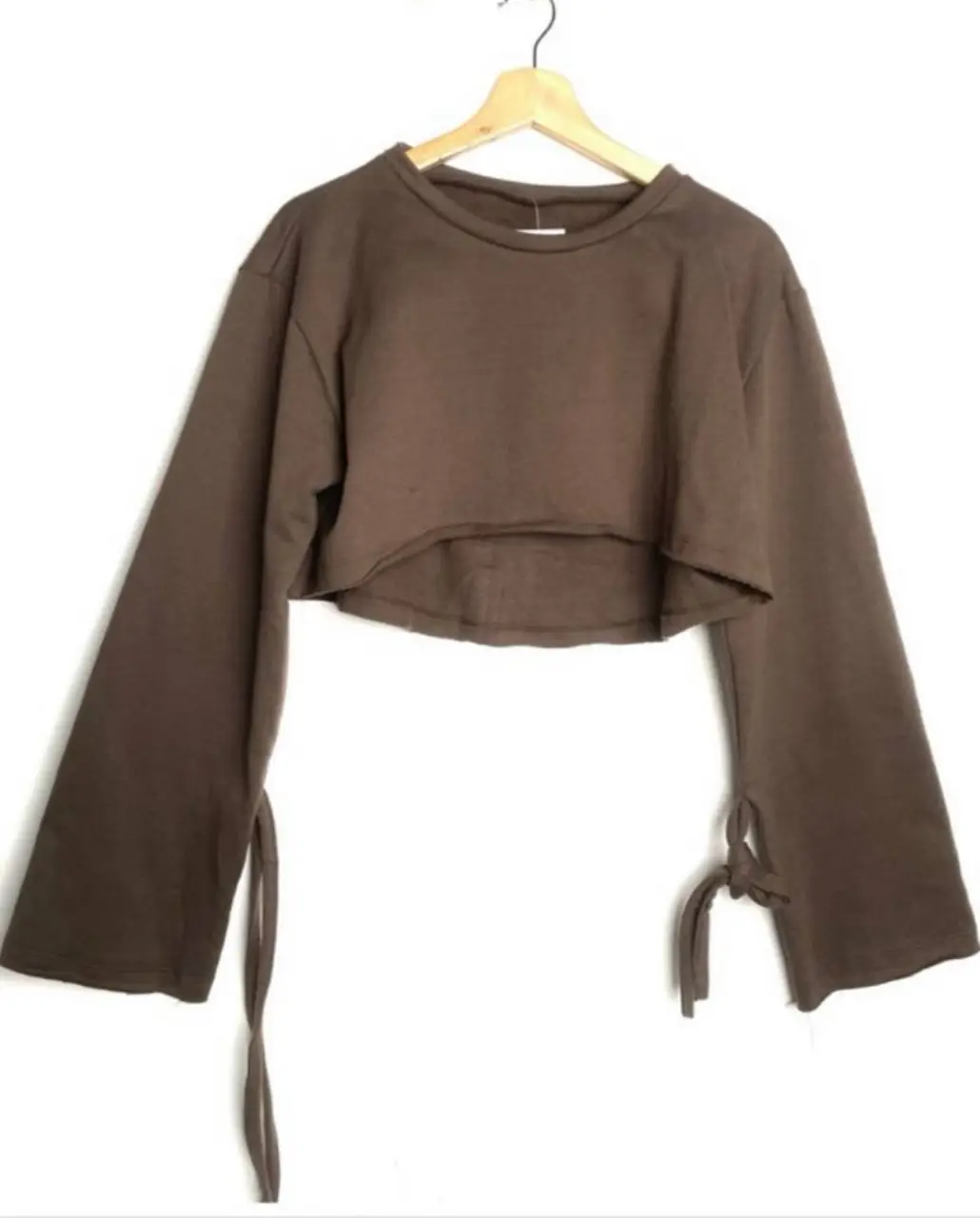 Buzo crop de manga larga con corte en el bajo. Ideal para un look casual y moderno. Perfecto para combinar con jeans de tiro alto o pantalones sueltos. hombros 49 mangas 60 largo trasero 39 largo delantero 32