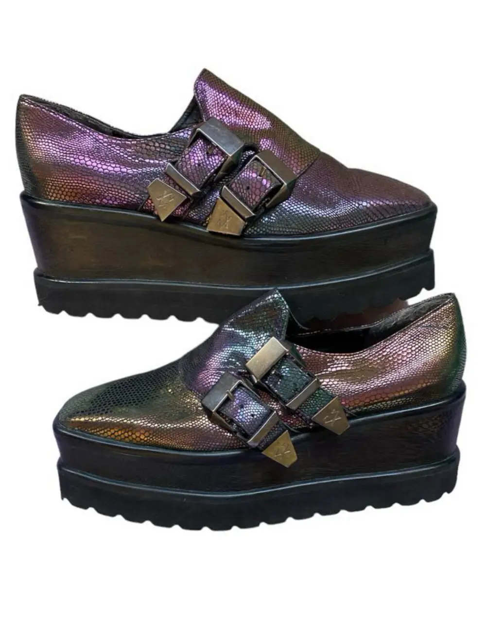 Zapatos de plataforma con hebillas y diseño tornasolado. Marca Sarkany. plantilla interna 25cm, plataforma anterior 5cm, plataforma posterior 7cm