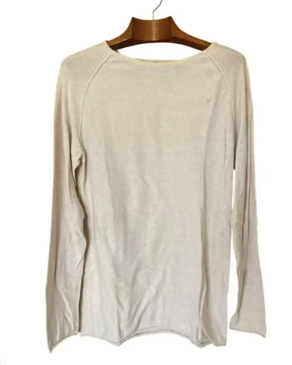sweater h&m color arena. puede ser para hombre como para mujer. mangas ranglan, axilas 51, largo 76, mangas desde el cuello 78. tiene una manchita cerca del hombro y otra manchita abajo