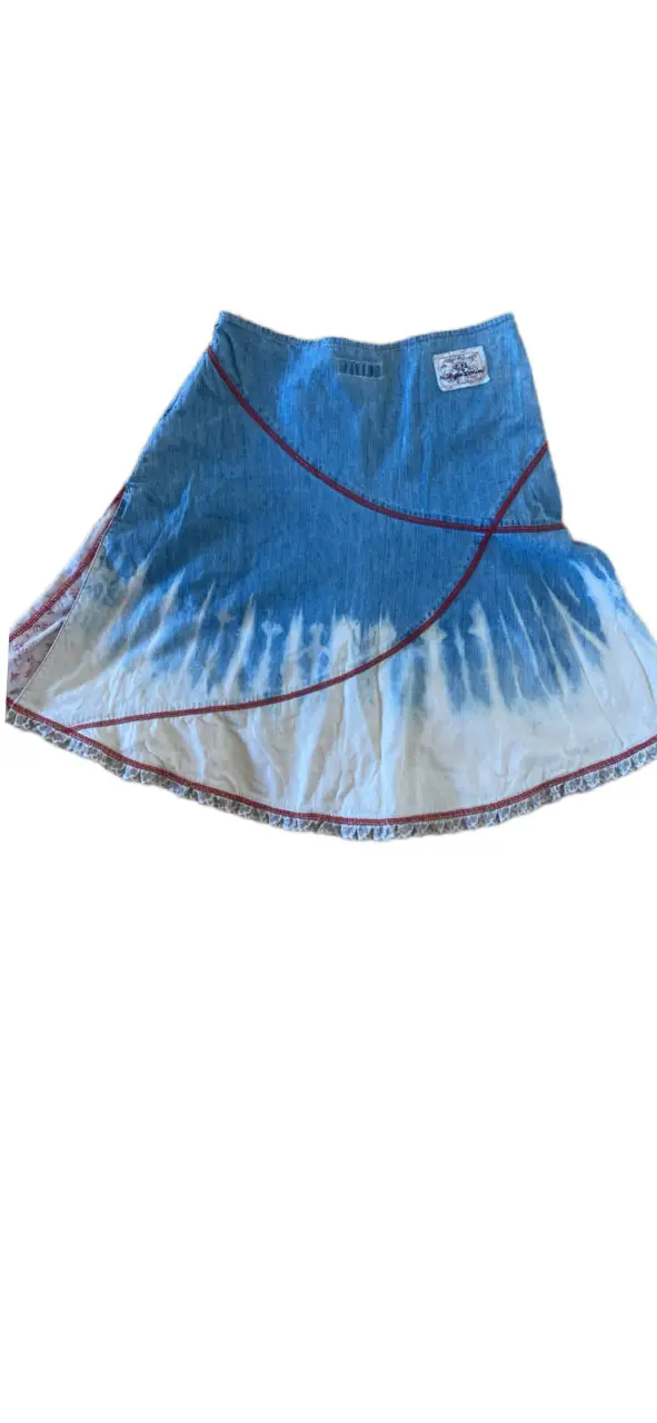 Pollera larga de jean con efecto tie dye en tonos azules y blancos. Detalles en rojo y etiqueta de Tommy Hilfiger. Ideal para un look casual y fresco.cintura 36 largo 56. divina! sin fallas