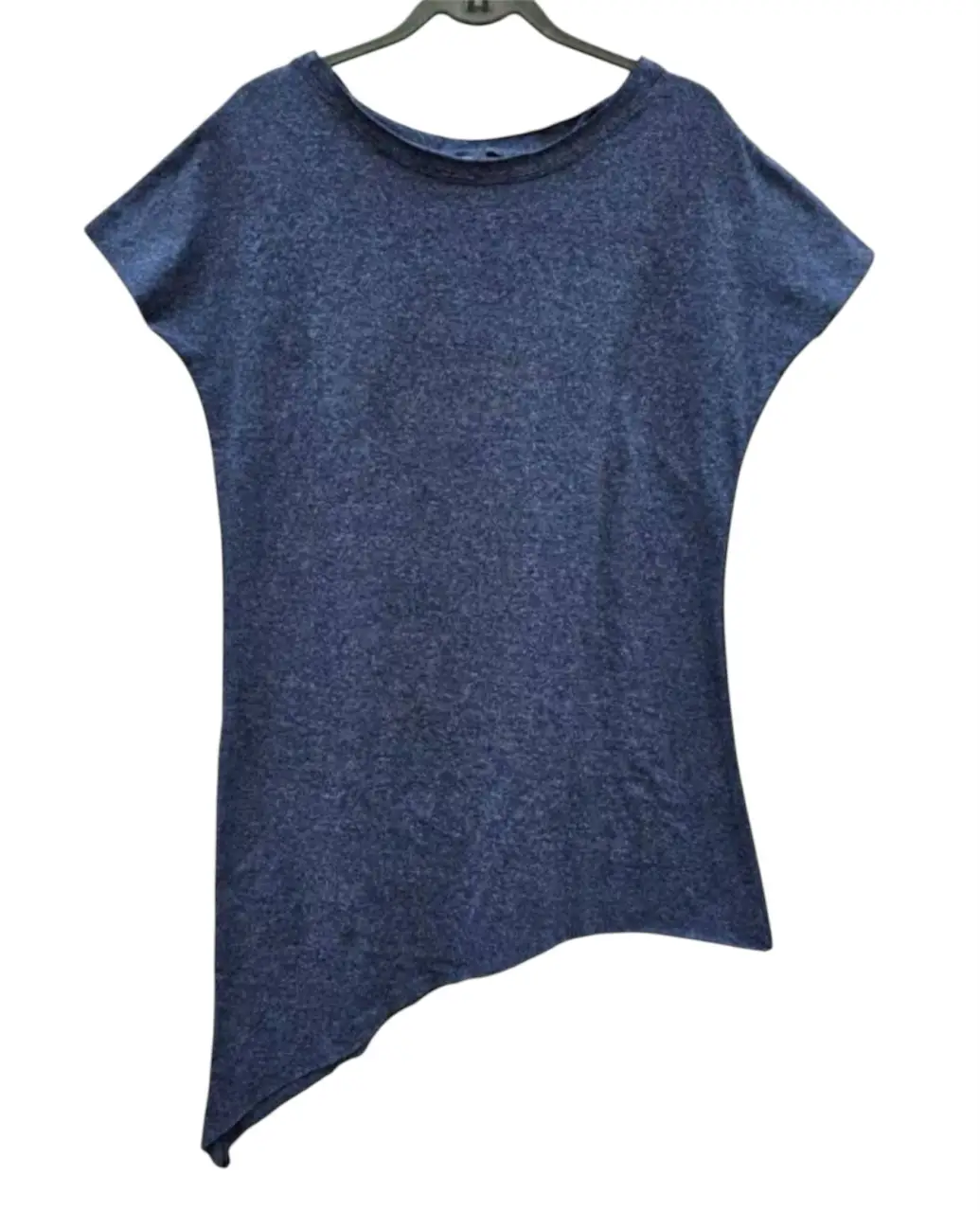 Blusa de mujer azul con diseño asimétrico y manga corta. Ideal para un look casual y moderno. axila 52, largo 76/93, cadera 52, cintura 48
