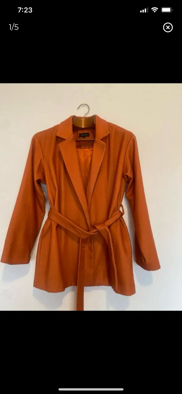 blazer kosiuko color ladrillo talle 42 con bolsillos laterales escondidos sin botones pero con cinturón. hombros 43, axilas aprox 49, largo mangas 57, largo total 74
