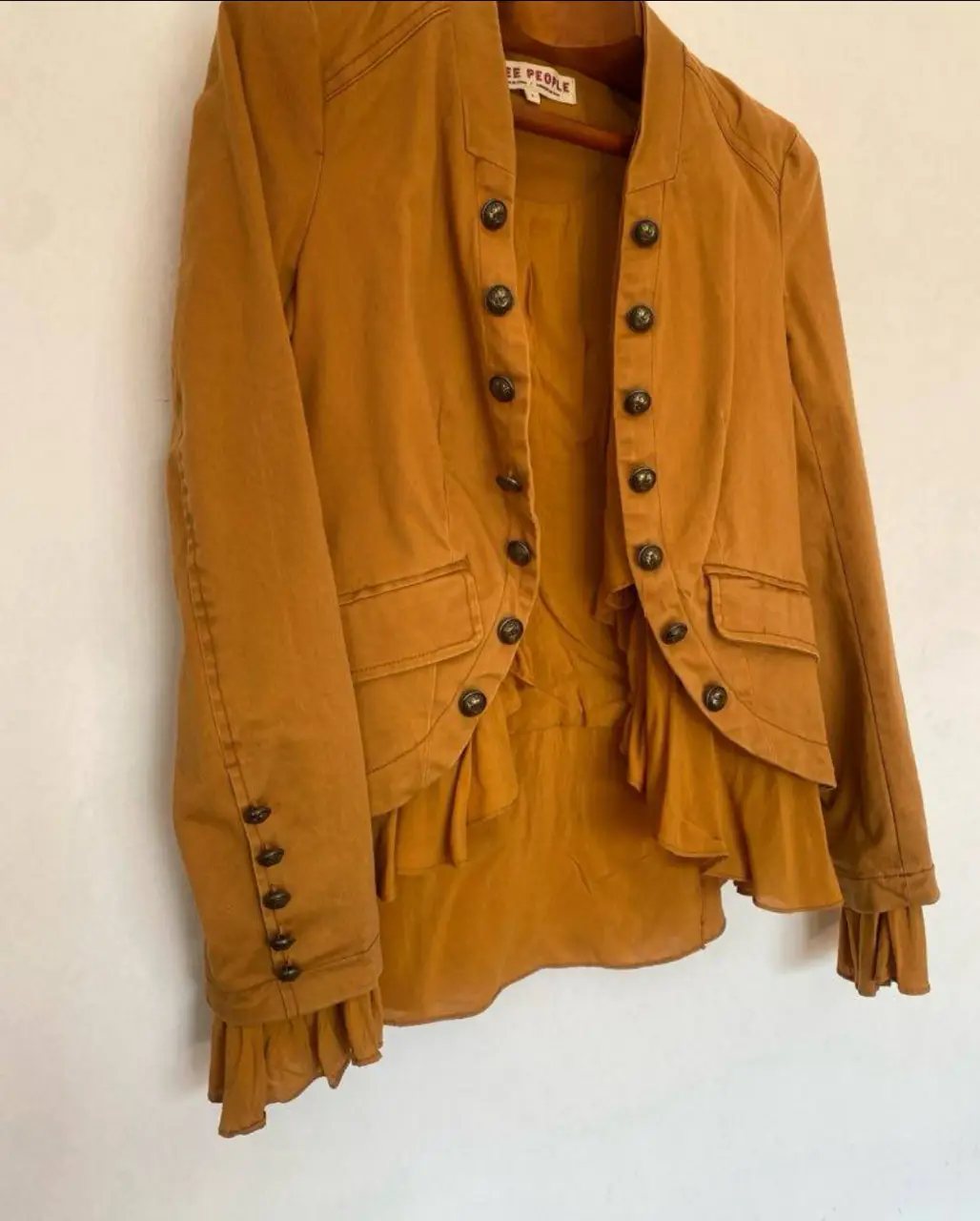 Chaqueta blazer Free People color mostaza con detalles de volados y botones. Talle S. está totalmente forrada y divina! 