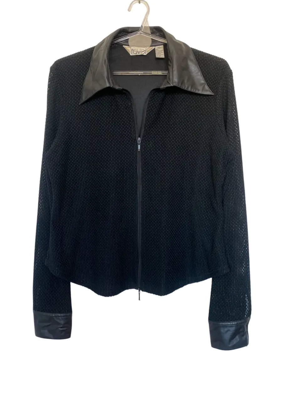 Chaqueta/camisa negra de mujer con cuello y puños de cuero. Cierre frontal con doble deslizador y diseño de red. Ideal para un look moderno y versátil. Hombros 42, axilas 50, mangas 65, largo 60