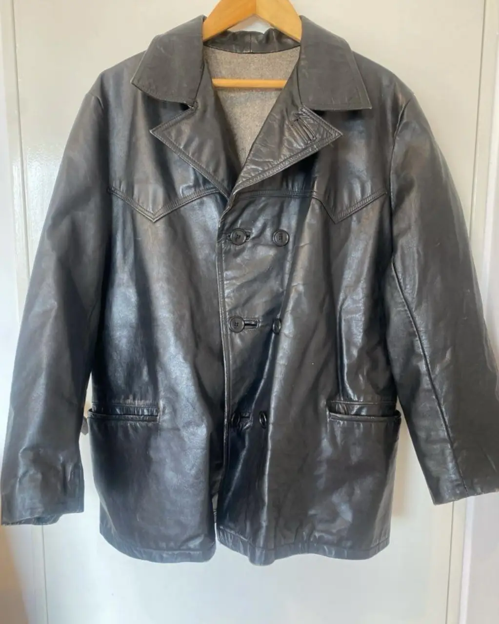 Campera de cuero negra, estilo biker, con botones y bolsillos. Ideal para un look vintage y canchero. directo de los 90. hombros 53 axilas 65 57 largo 76 doble abotonadura y forrada tienen los detalles de uso típicos de estas camperas vintage