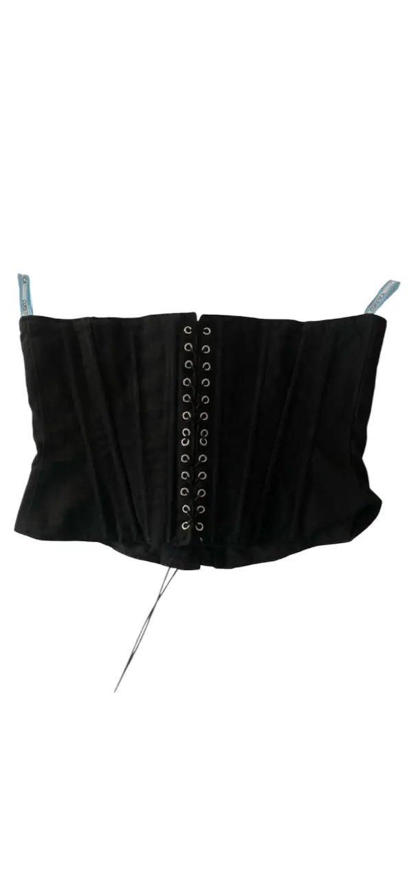 Corset negro con ballenas, ideal para armar looks de fiesta o darle un toque especial a tu outfit. Perfecto para combinar con pantalones de vestir o faldas.máximo 95 cm y ajusta hasta 81cm aprox (son 14cm de solapa interna)tiene cordones larguísimos para poder ajustar mucho