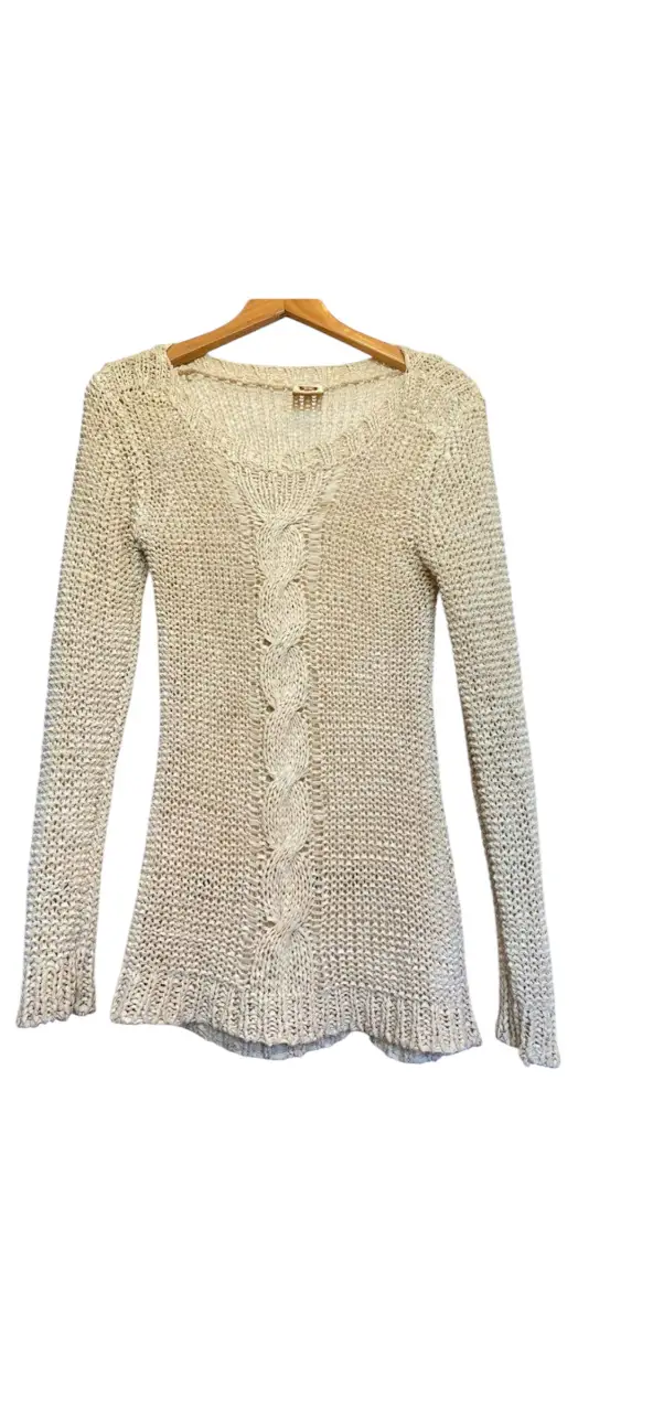 Sweater largo tejido en color crudo con detalle de trenza central. Ideal para un look casual. 