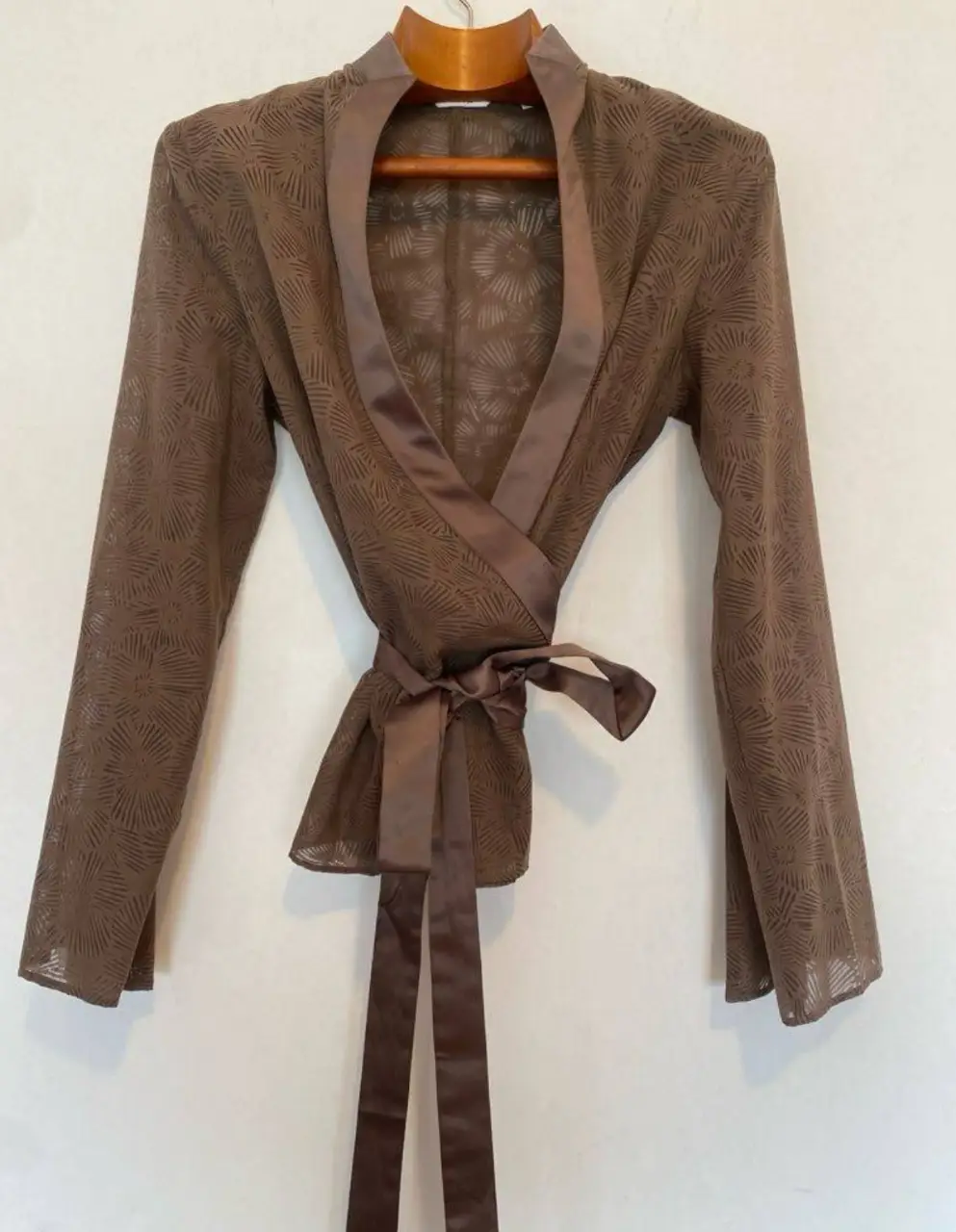 Blusa marrón con diseño calado y lazo en la cintura. Manga larga y solapas satinadas. Ideal para un look elegante y sofisticado. raso y algodón. hermosa 