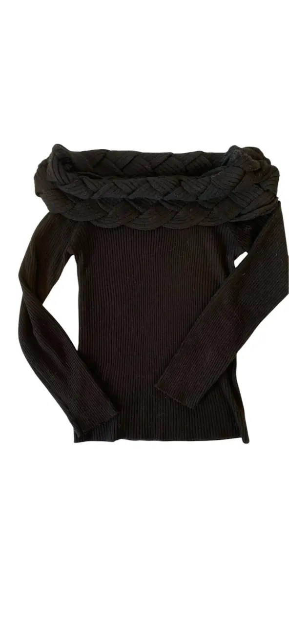 Sweater negro de mujer con cuello bote  tejido y trenzado. Ideal para un look elegante y abrigado en invierno. Perfecto para combinar con pantalones de vestir o jeans.