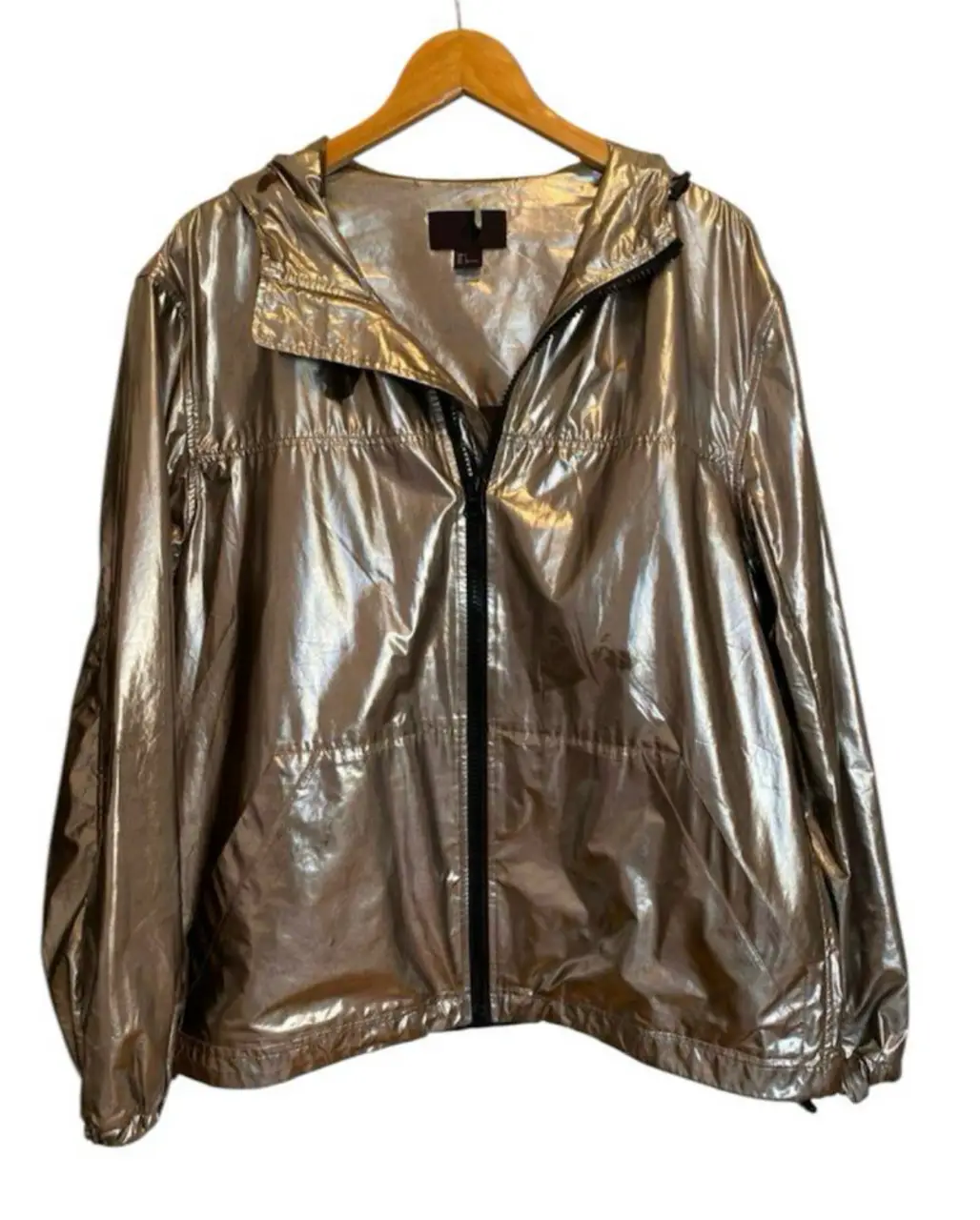 Campera deportiva metalizada plateada con cierre y capucha. Ideal para un look moderno y canchero. tienen los detalles que muestro en las fotos de cerca. hombros 54, axilas 67, mangas 65, largo 72