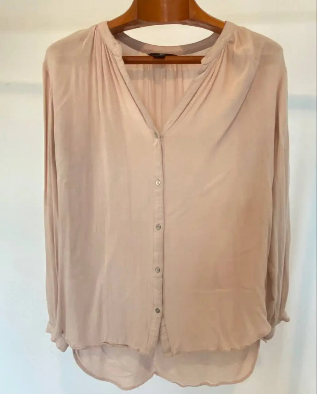 Blusa de manga larga color rosa claro, Ideal para un look casual y elegante. tiene el detalle de la última foto 