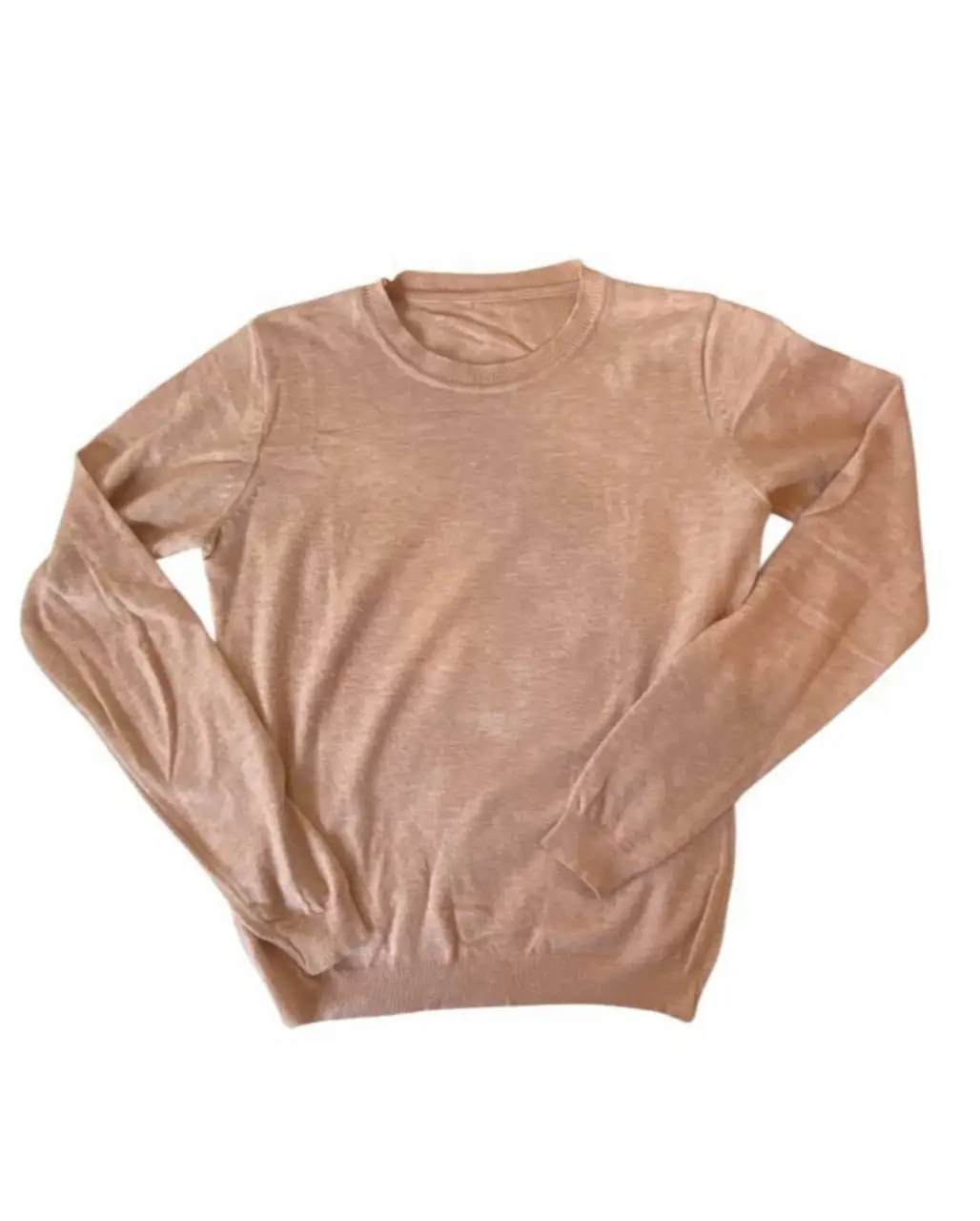 Sweater Color durazno suave, de cuello redondo y manga larga. Ideal para un look casual y cómodo. tiene algún roce del uso. Hombros 35, axilas46, largo 56