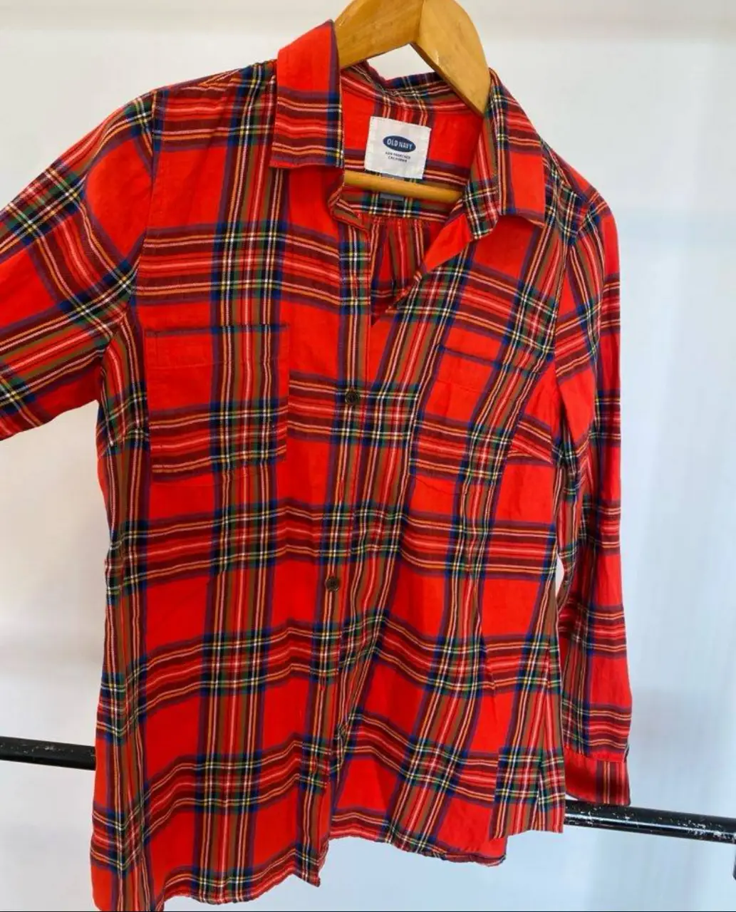 Camisa a cuadros roja de Old Navy para mujer, con mangas largas y un diseño clásico de leñador. Ideal para un look casual y cómodo.