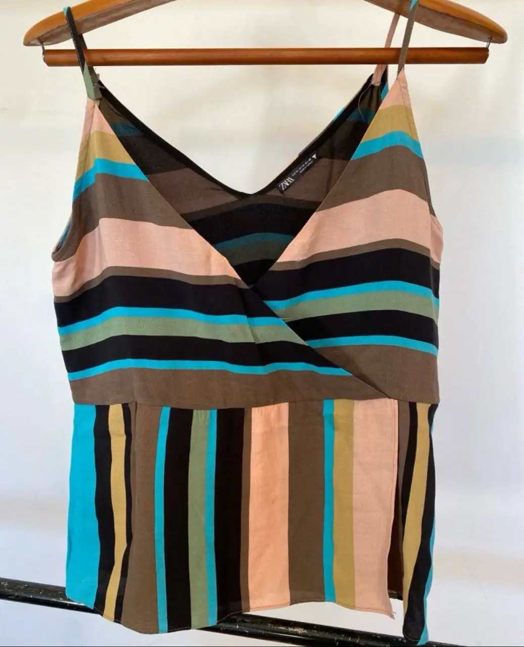 Top de mujer con diseño a rayas en tonos marrones, negros, celeste, este top presenta un escote en V y un diseño cruzado que le da un toque moderno y elegante. axilas mínimo 47cmmedida justo donde cambia el estampado (bajo busto) 44cmlargo sin contar los breteles 52cm largo de medio bretel 9cm