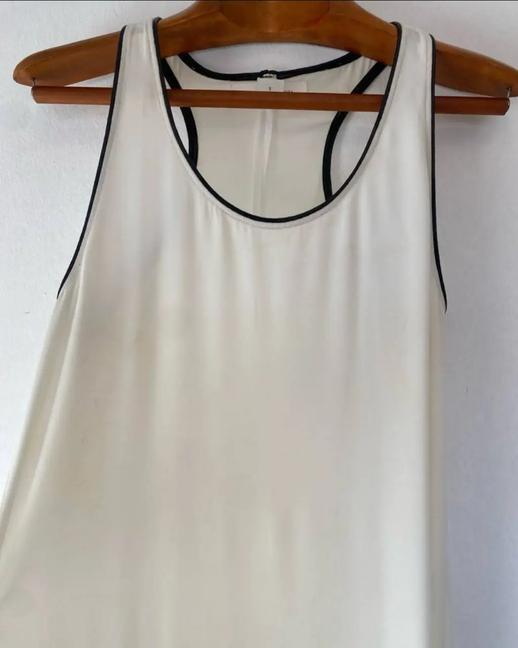 Vestido ALEX de Paula Cahen D’Anvers, largo blanco con detalles en ecocuero negro. Ideal para un look elegante y fresco. axilas 45, largo 140. 